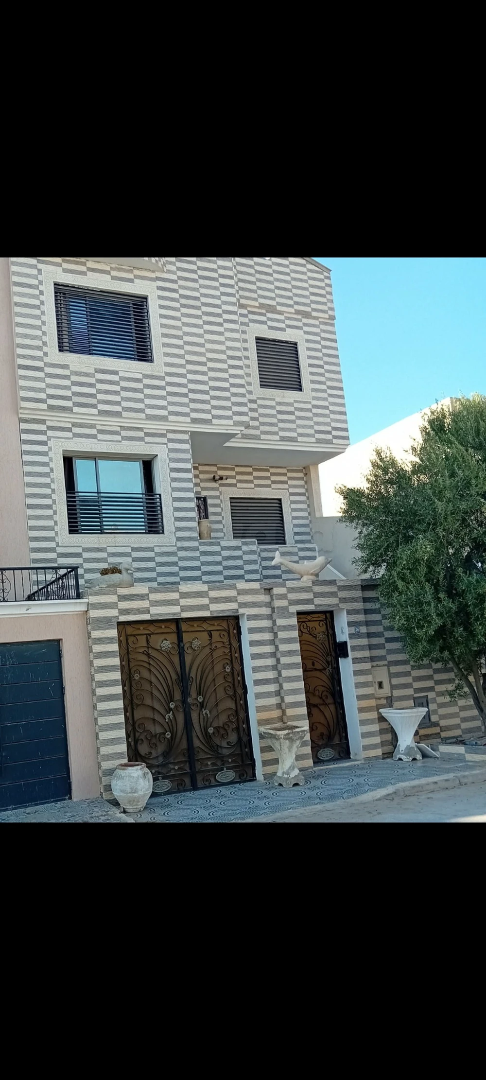 🏡 À VENDRE – VILLA R+2 À RÉSIDENCE ESSALEMA, RAOUED VILLE 📍 Emplacement : Résidence Essalema – Raoued Ville Belle villa composée d'un rez-de-chaussée + 2 étages, idéale pour une grande famille ou pour un projet d'investissement. ✨ Composition : • 🏠 Rez-de