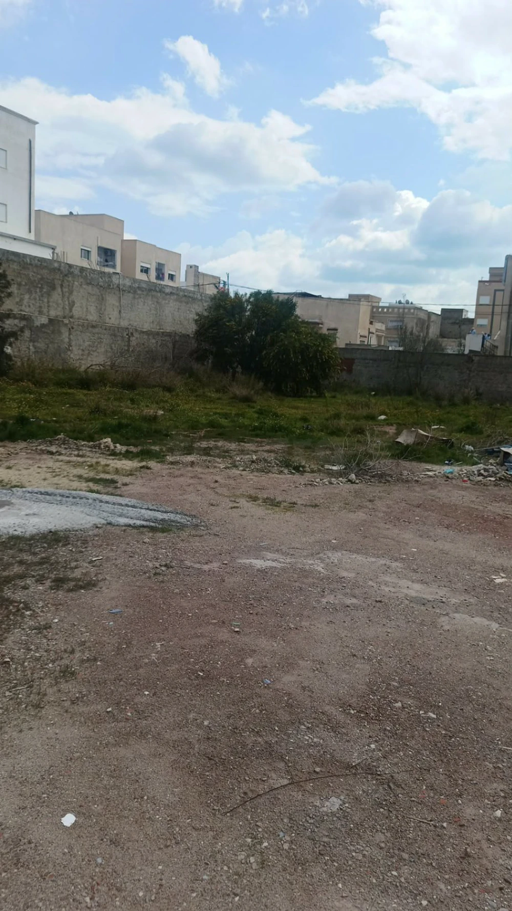 A vendre un lot de terrain clôturé a Bhar lazreg pas loin du kiosque Shell (route la Marsa)
