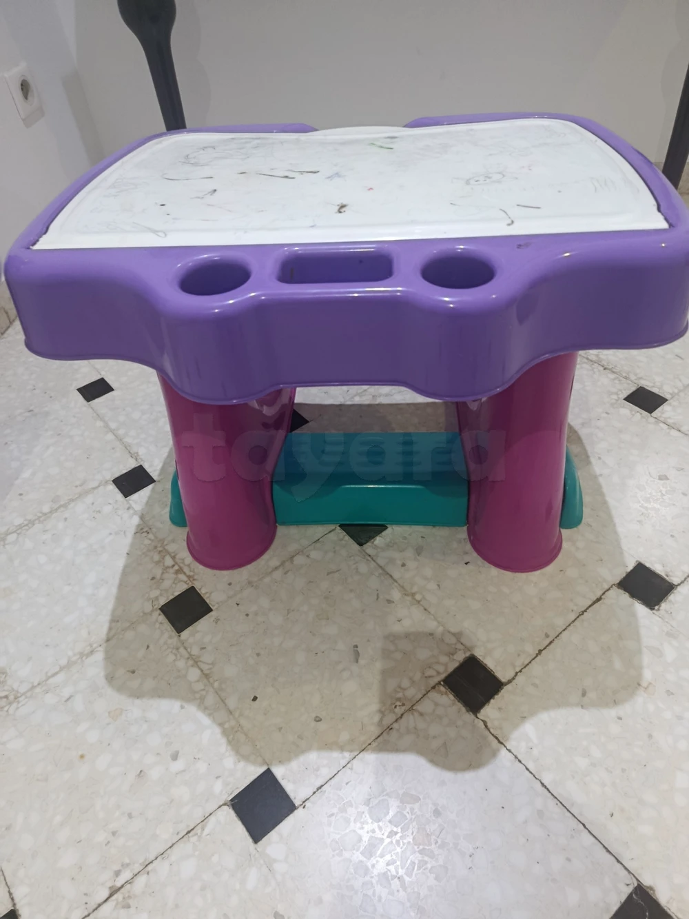 Bureau enfant a vendre plastique en bon état