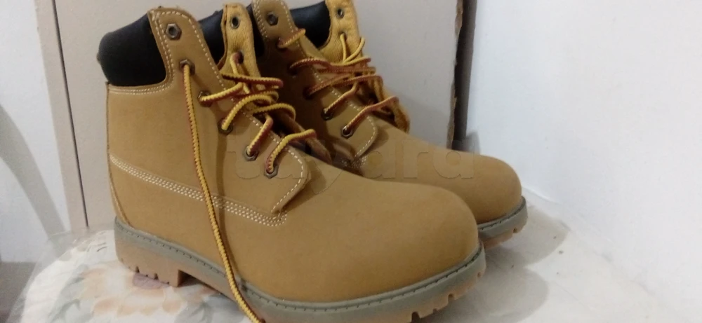 brodequin taille 43 neuf importée de canada \ tel 56153865 \