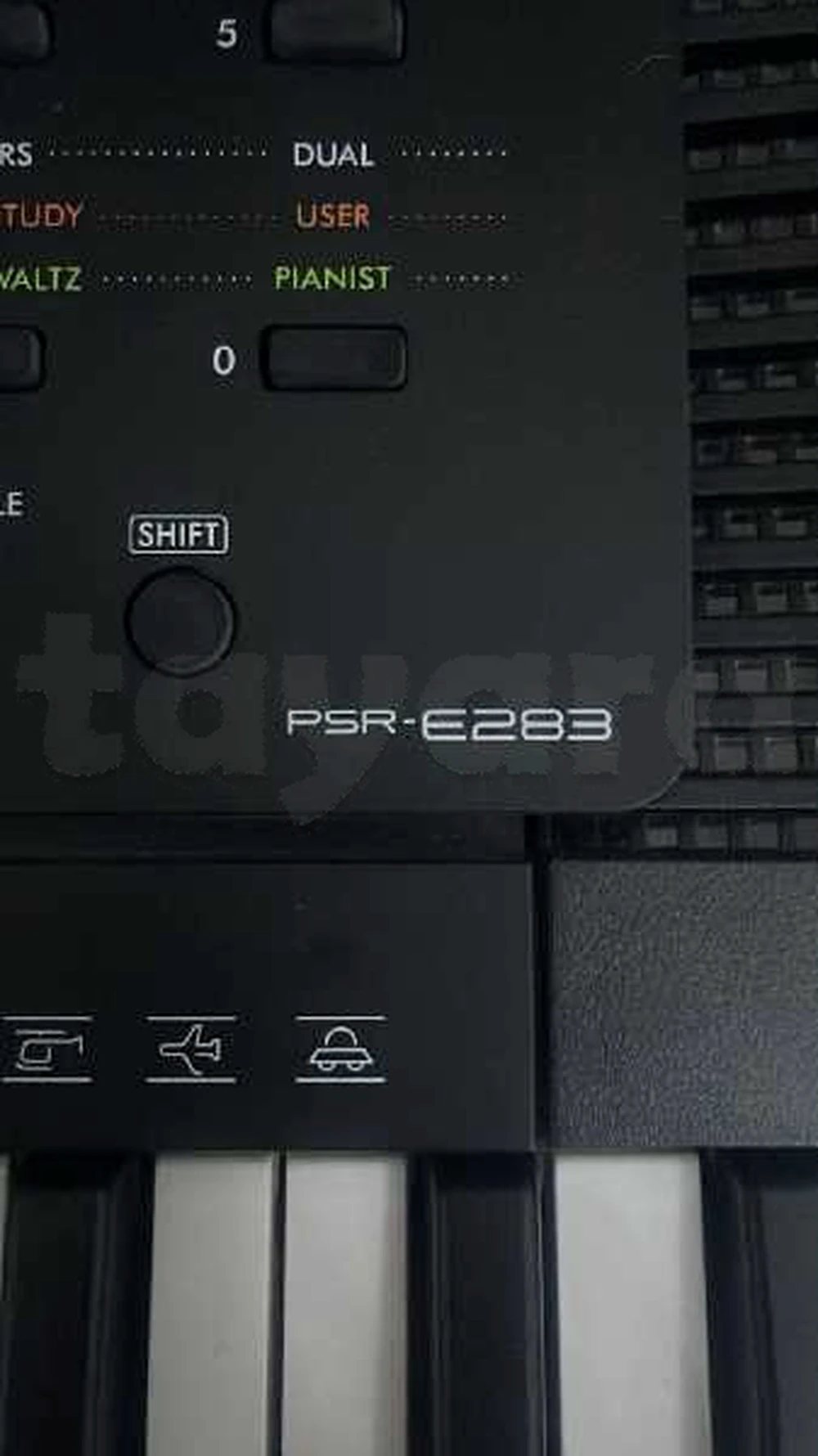 Clavier comme neuf idéal pour les débutants de la marque yamaha avec pédale en plus 61 touches