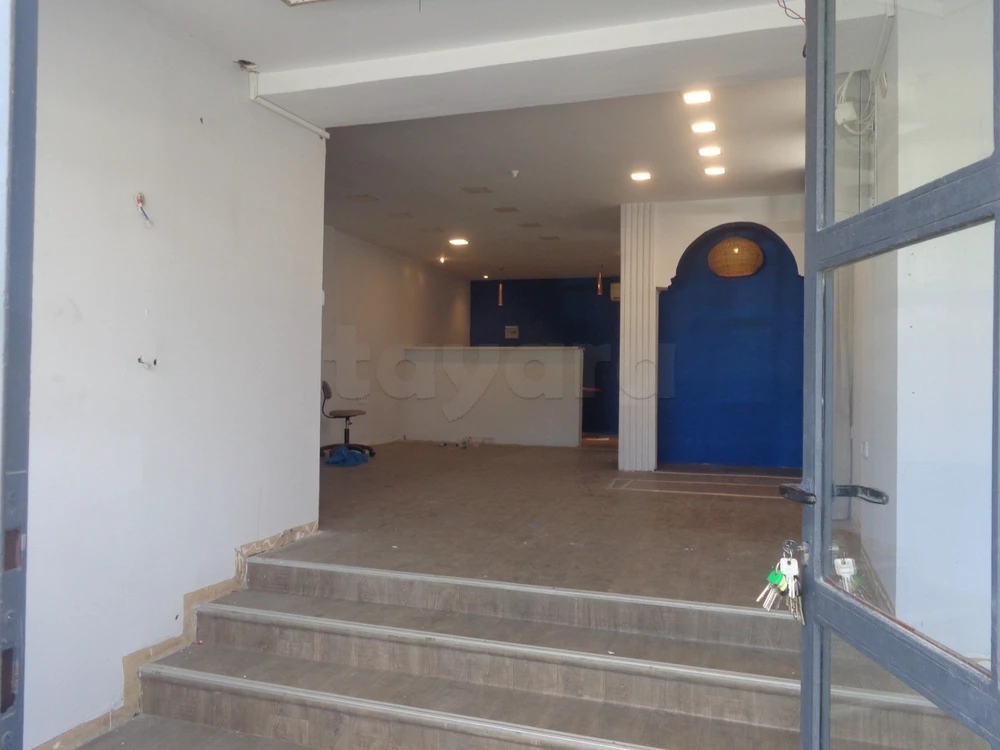 à l'entré de la Marsa Face stade , loue un éxcéllent local commercial de 50 m2 , pour toutes activité ( location en gérance libre ) , loyer : 2000 md légèrement négociable , tél : 98 318 386 libre de suite