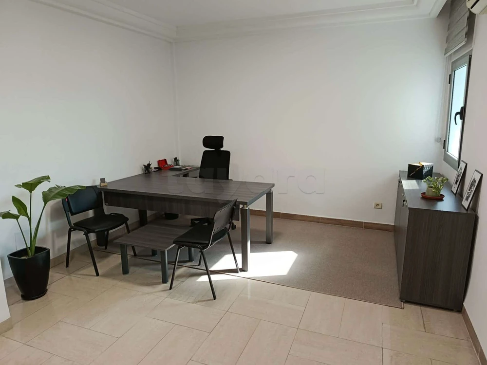 Bureau professionnel en très bon état à vendre.