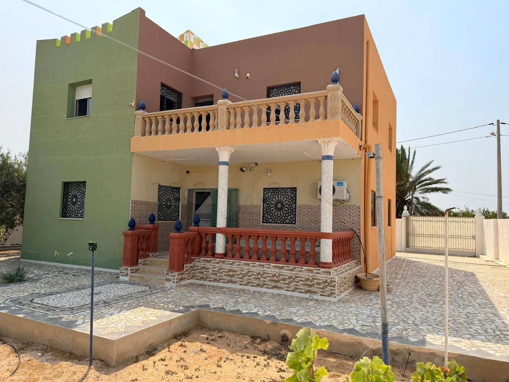 🌴 Villa Meublée à Vendre à Ennajet Kerkennah – Terrain 1301 m² – À 700 m de la Mer – Titre Foncier – Garage