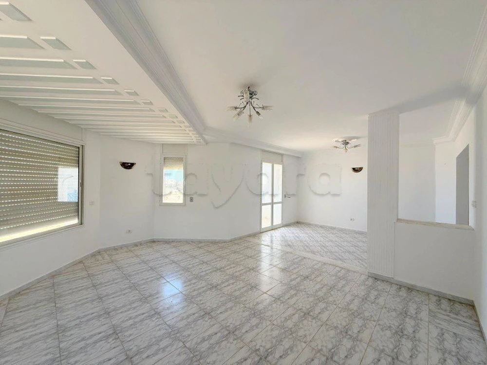 Appartement S+3 au rez-de-chaussée, avec garage, à vendre.