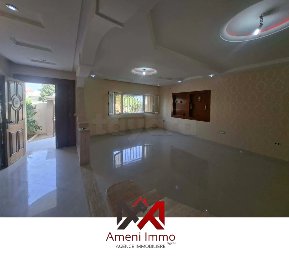 À vendre chic villa S+4 à Borj Cedria - Cité Erriadh.