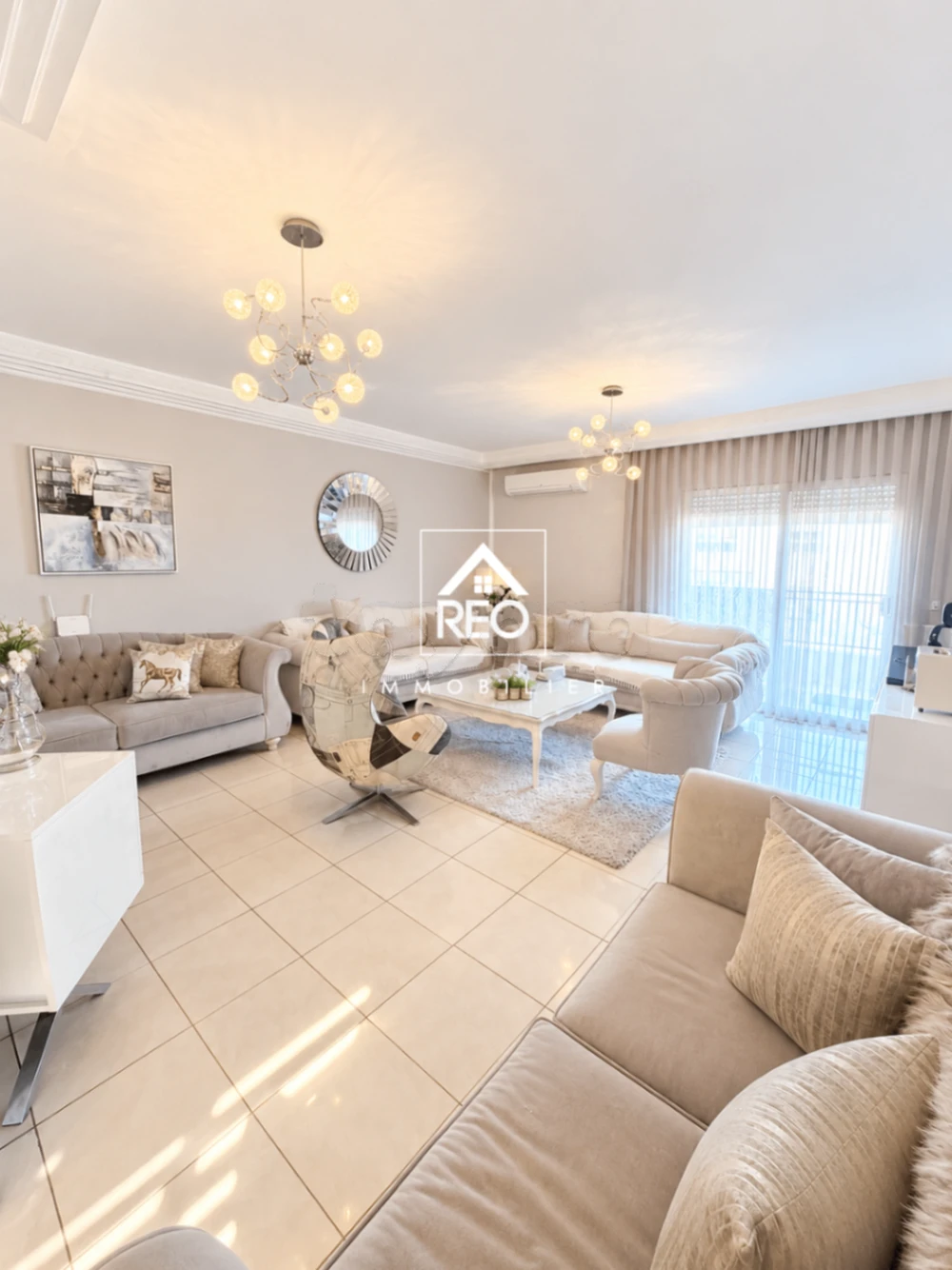 À VENDRE : Un appartement S+3 situé à Cité Wahat