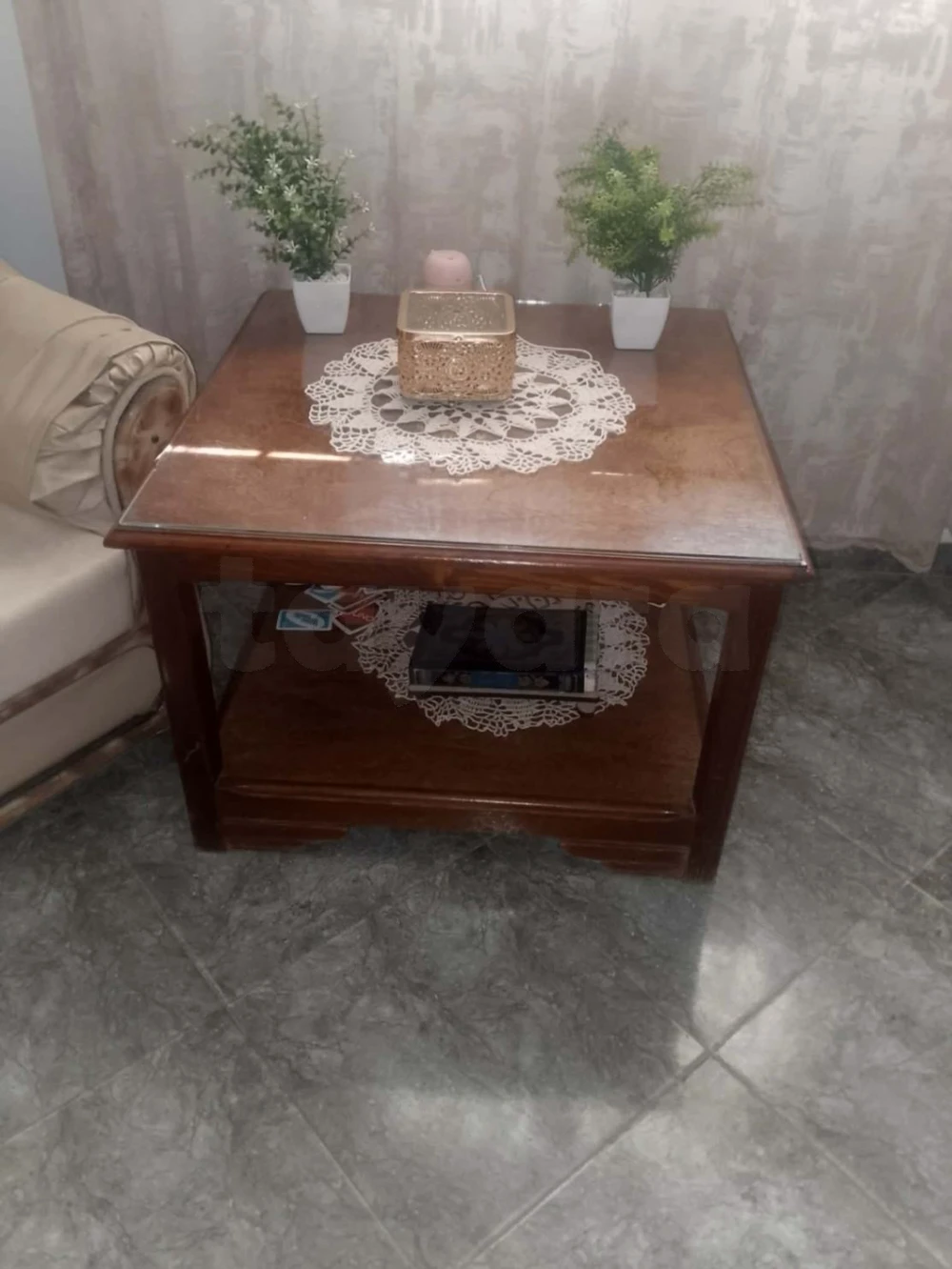 قاعة جلوس متكونة من 2 أبناك + فوتاي+طاولة