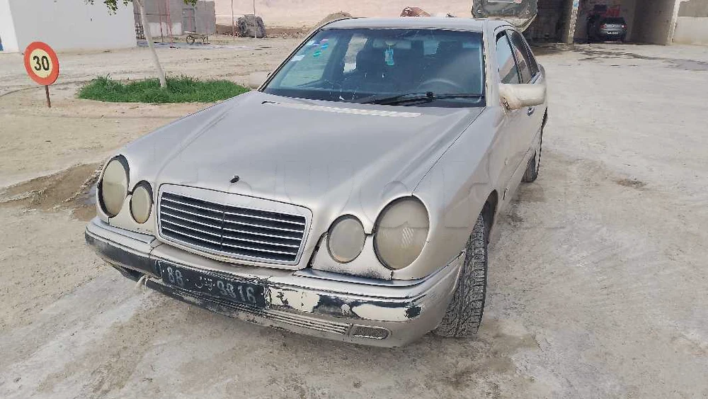 Mercedes-Benz 220