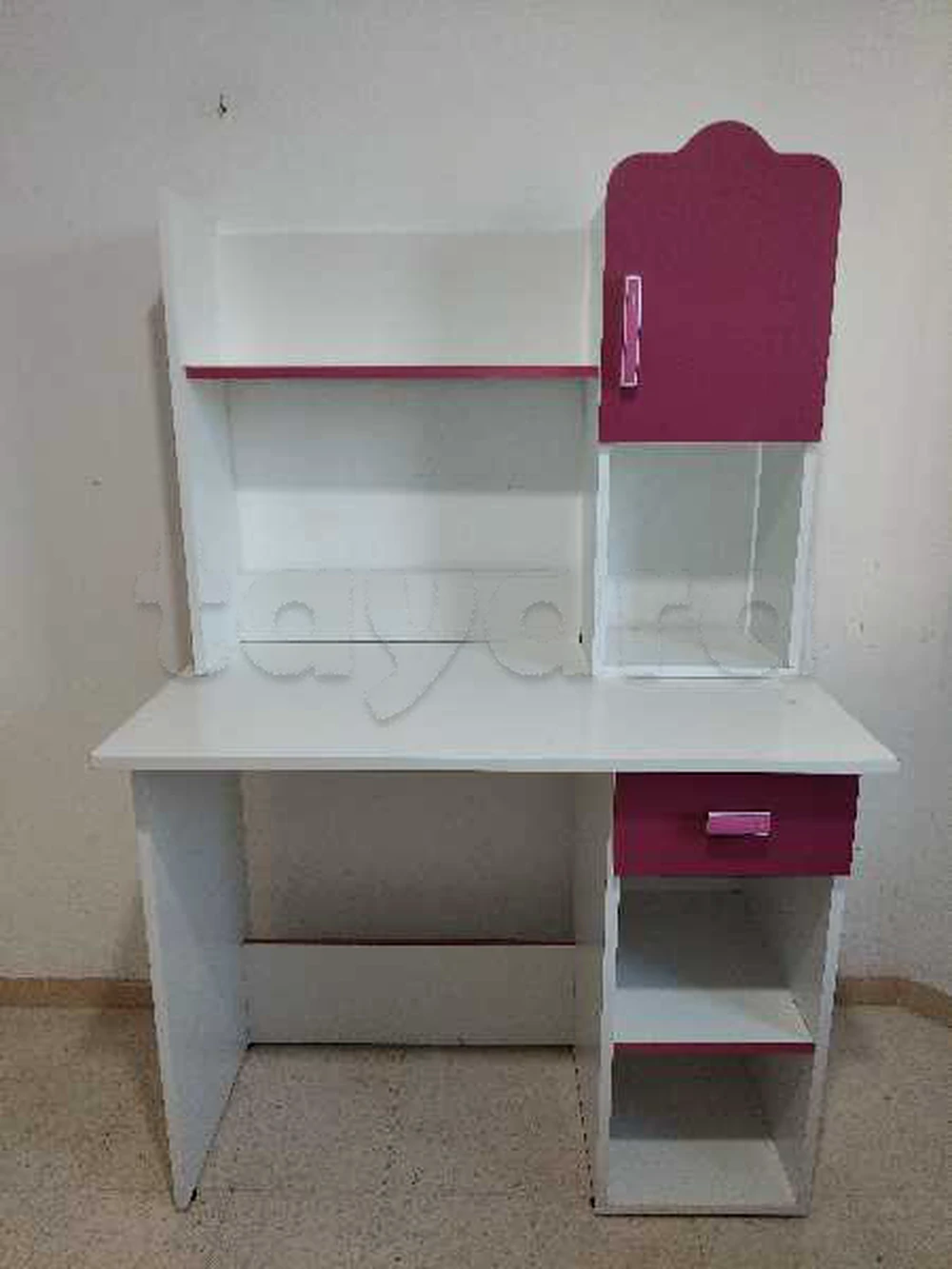 Bureau d'étude blanc et rose avec rangement