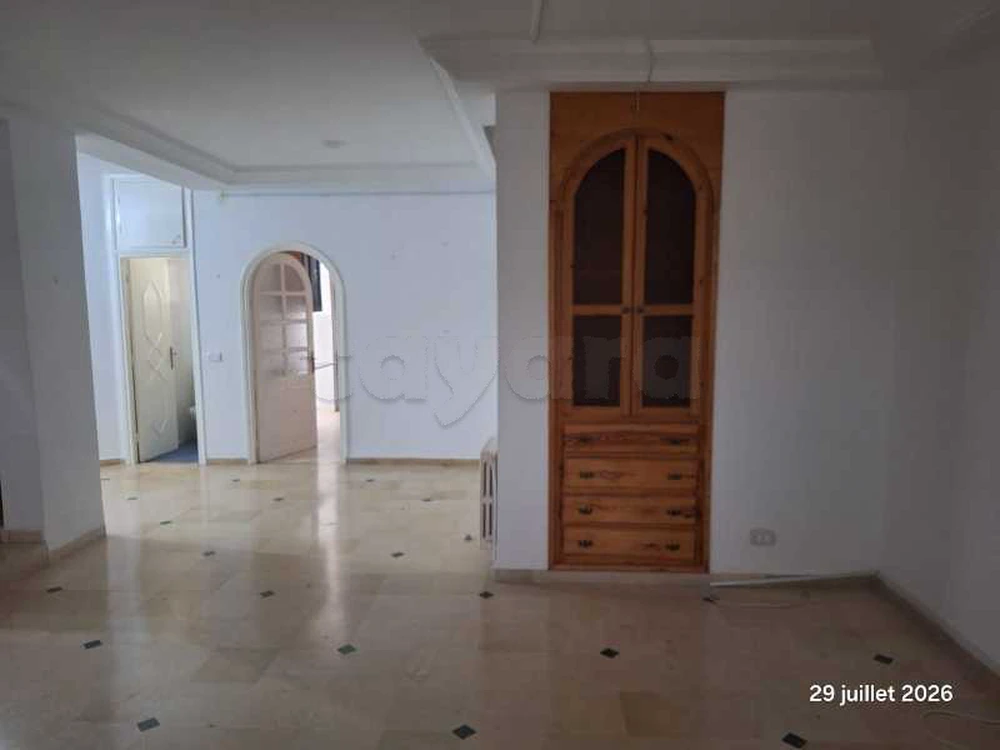 A louer Apt en face clinique Manar 1