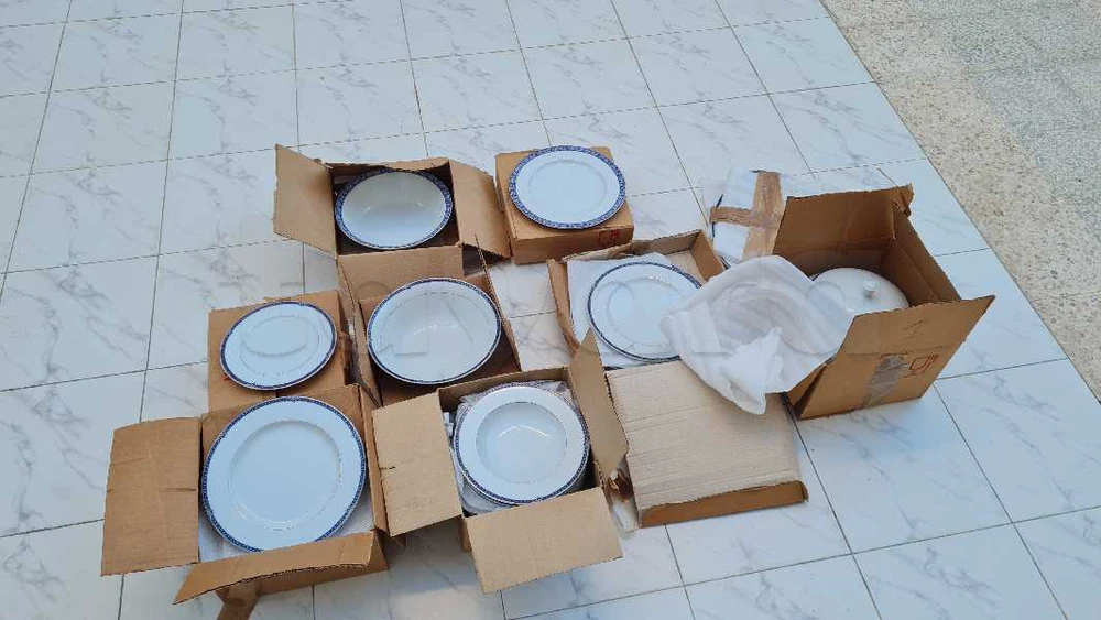 Service de table 52 pièces NEUF - Tunisie Porcelaine