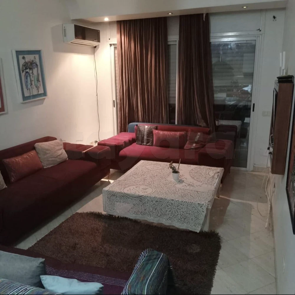 Appartement S+1 meublé à Ennaser 2 avec terrasse et vue dégagée pour une longue durée