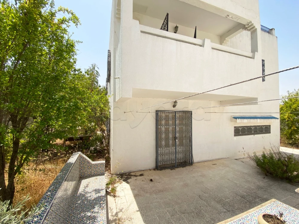 À vendre Villa de 300 m² sur un terrain de 491 m² à EL Menzah 9C