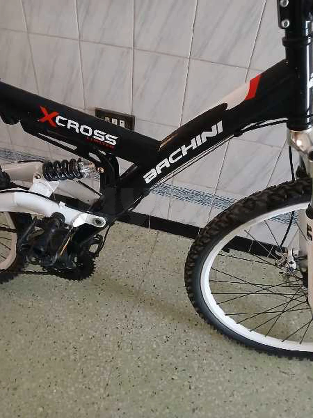 🚲 VTT Bachini X-Cross – Importé de l'étranger
À vendre VTT Bachini X-Cross 26 pouces, importé de l'étranger 🇪🇺
✅ Double suspension
✅ Transmission Shimano
✅ Freins à disque
✅ Pneus VTT en très bon état
✅ Cadre solide
✅ Très peu utilisé / bon état général
📍