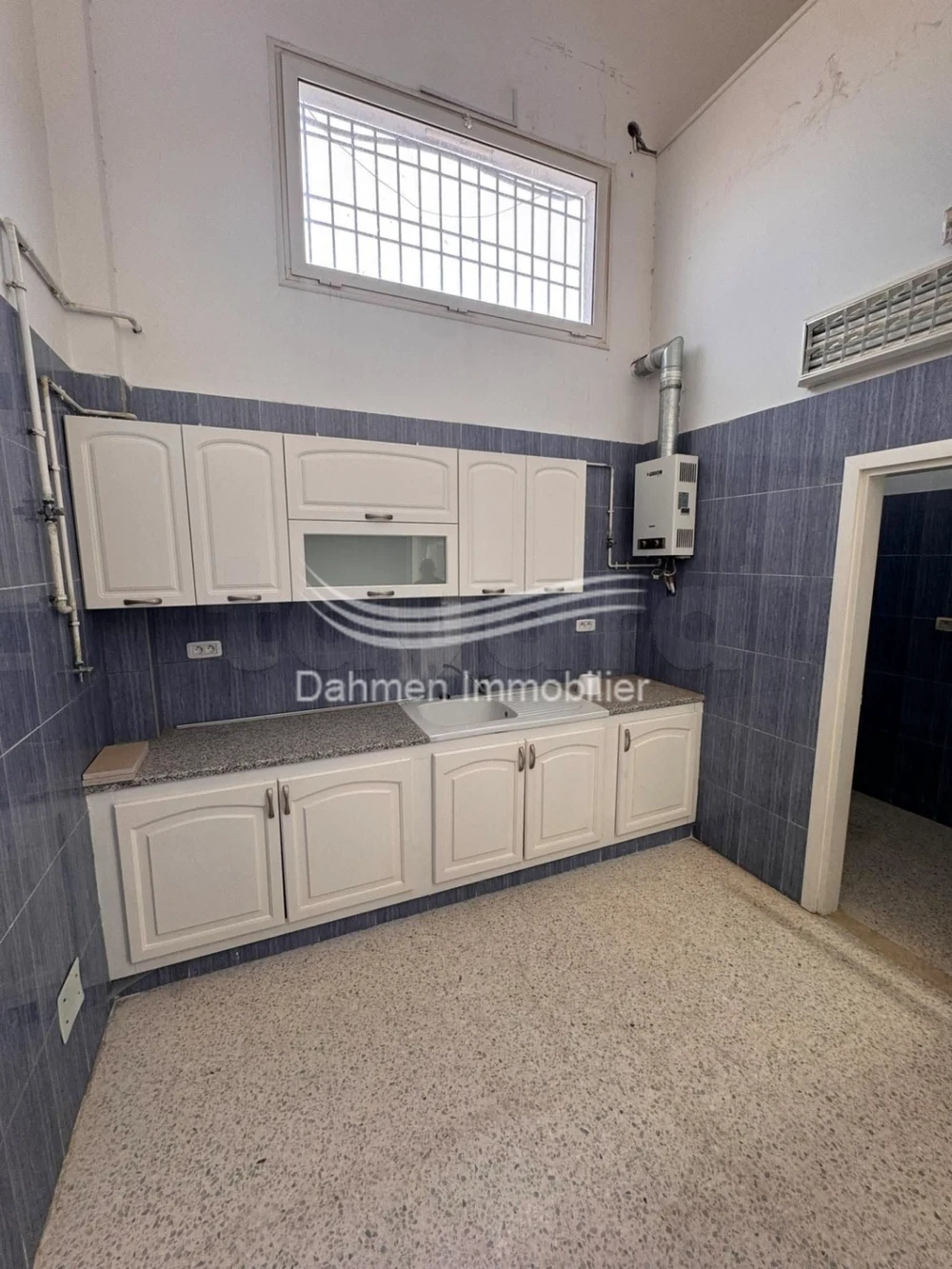 Dahmen immobilier met pour la lOCATION ANNUELLE UN SHOWROOM à Sidi Abdelhamid