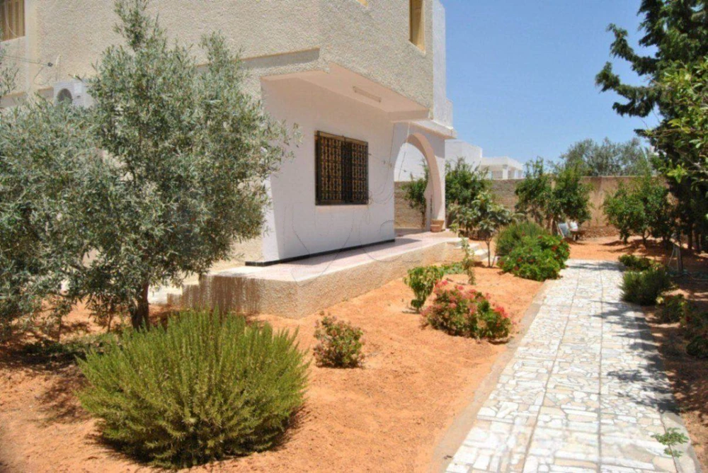 À vendre – Belle villa 4 façades en pierres de taille à Merkez Bou Assida Sfax