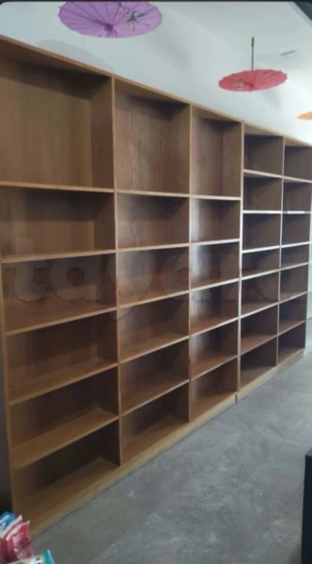 meuble étagère et un comptoir vitrine professionnels