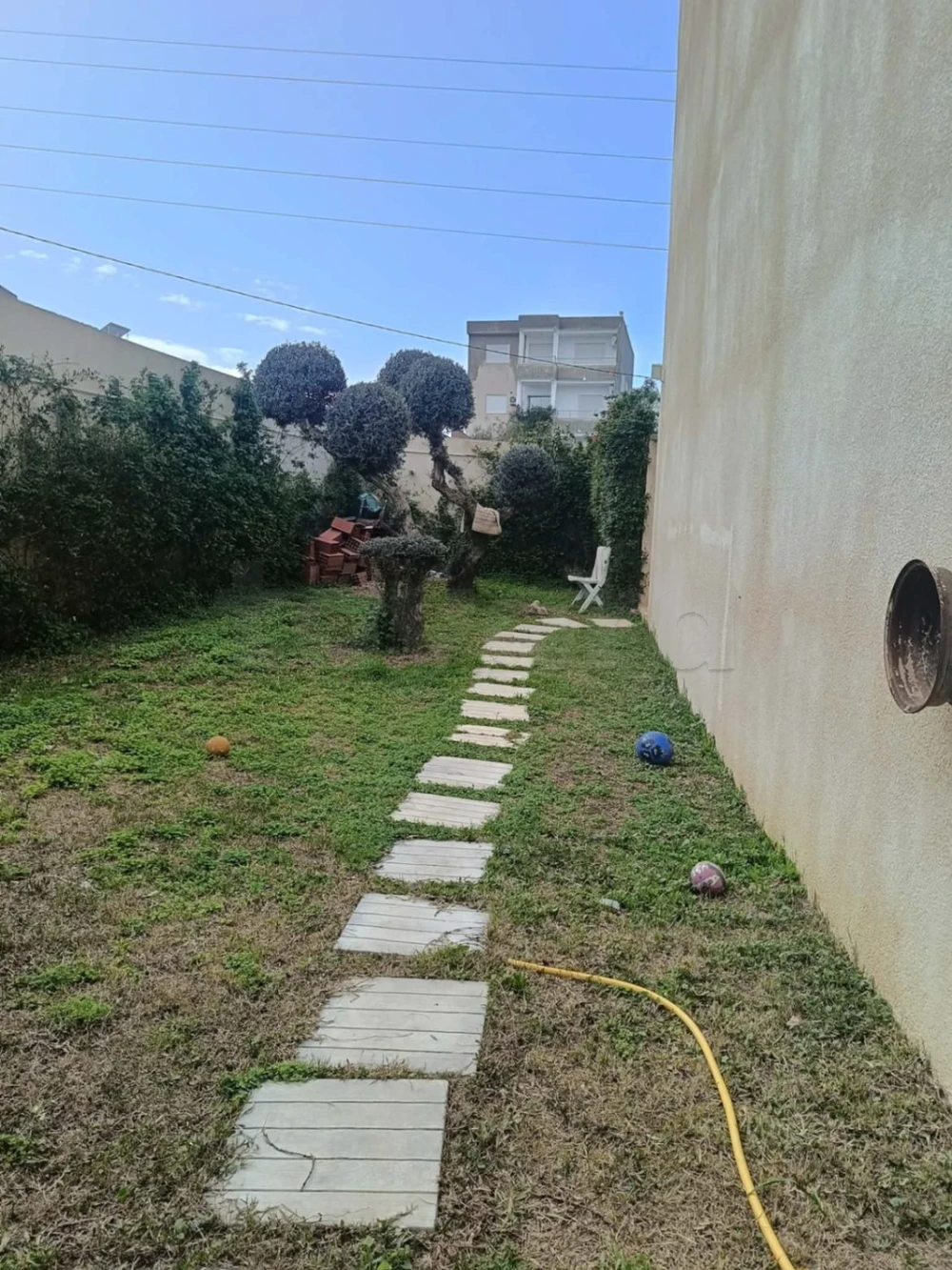 À VENDRE aux jardins d'El Menzah 2 pas loin d'ennasr 3. Villa R+1 avec Jardin Piscinable