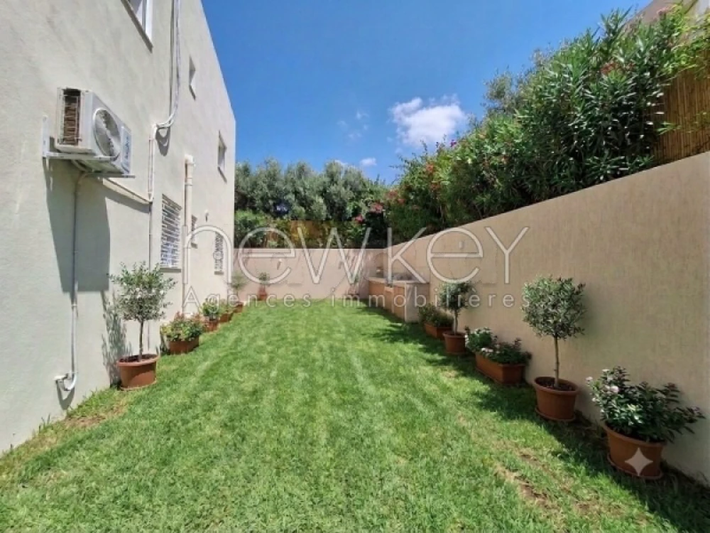 Etage de villa S+3 neuf avec jardin à louer à Ain Zaghouan nord