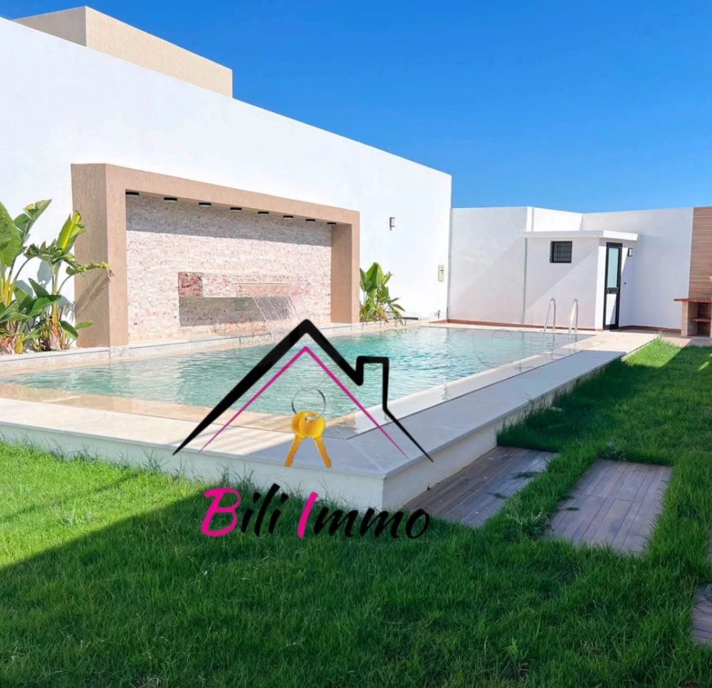 Une spacieuse villa avec piscine