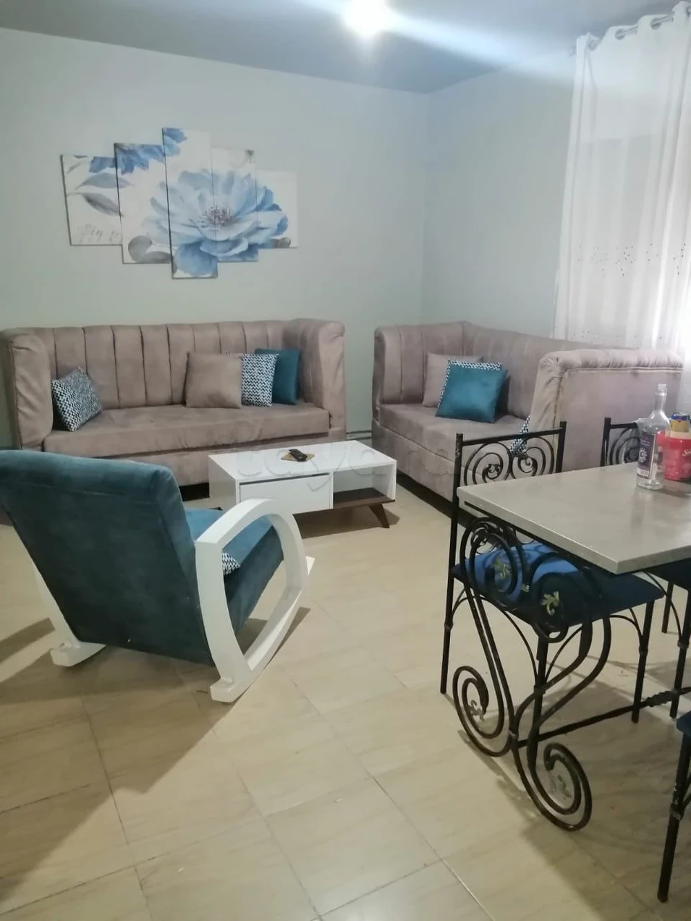 A vendre un appartement S+3 au troisième étage situé à EZZAHRA