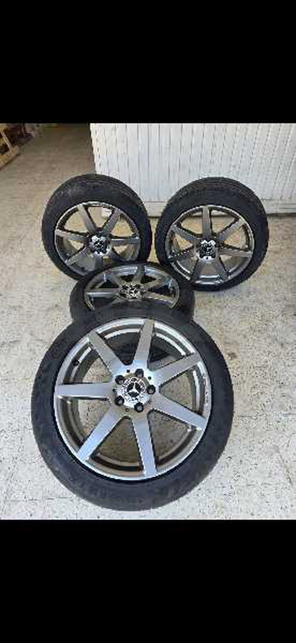 4 jantes AMG d'origine 18 pouces pour Mercedes, incluant 2 pneus Continental 235/45/18 excellent état et 2 pneus Debica 225/45/18 bon état ⚠️
 Tel ☎️29 773 770 
جنط بالعجالي نظاف
Largeurs jantes 2 (8,5) et 2 (8)
Prix: 💵2600dt
Pneus très idéals pour nos ro