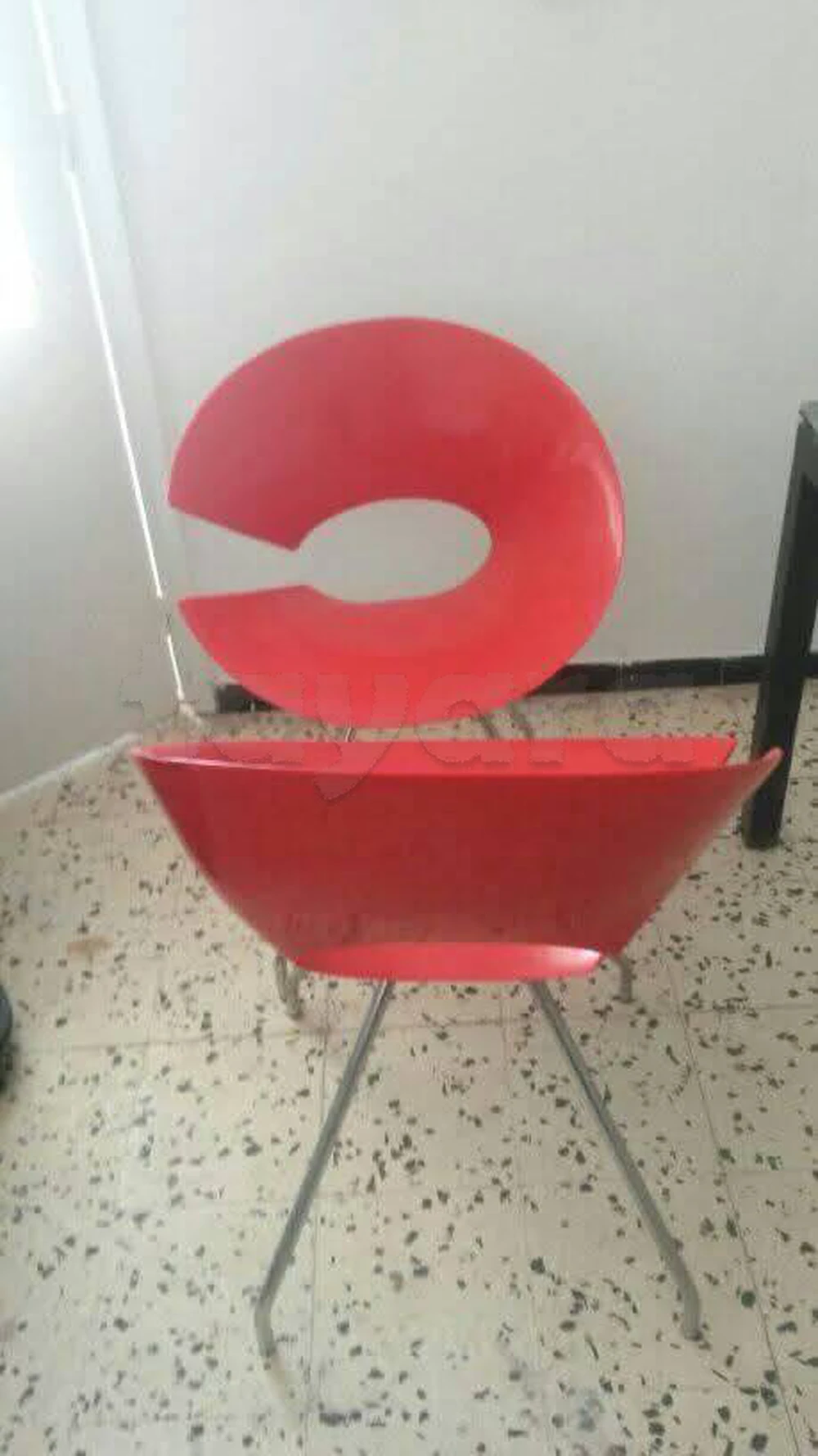 table salle a manger avec deux chaises en plastique rigide