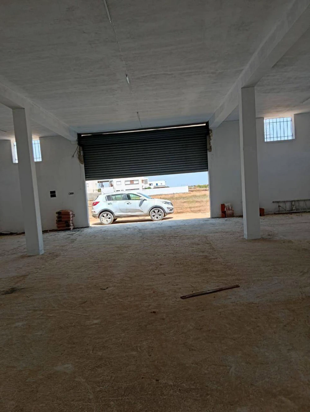 A louer un dépôt 300m² hauteur 4,5 m ; un Grand porte Rideaux Electrique ce trouve à 500 mètres du Rom-point Hay ILKAIL Bhar Lazreg La Marsa