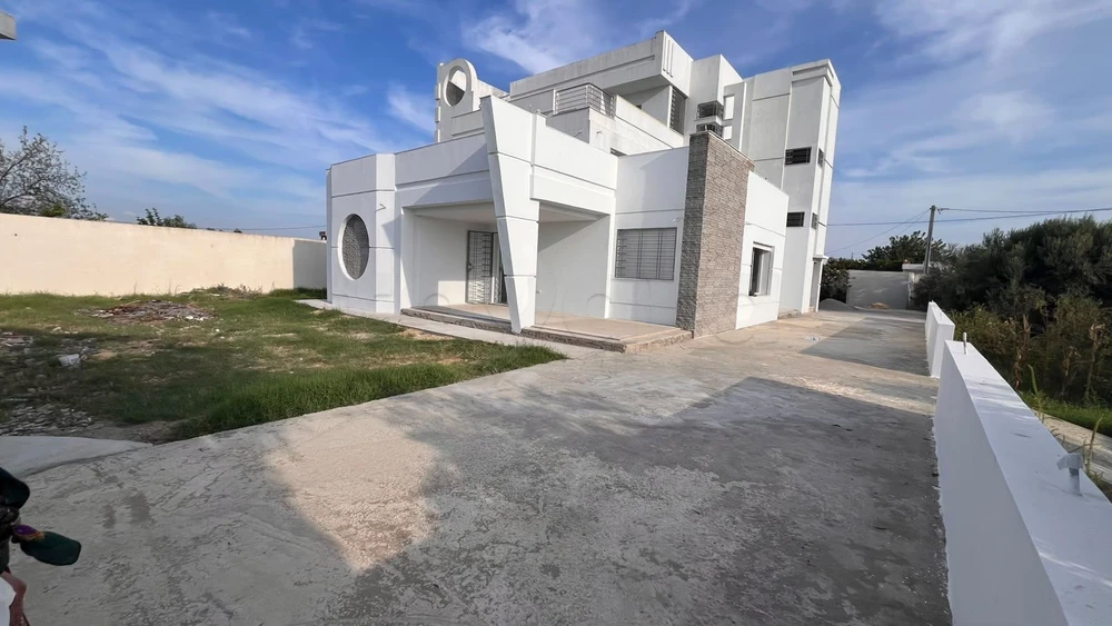 À VENDRE – VILLA INDÉPENDANTE SUR 3 NIVEAUX À BÉNI KHALLED