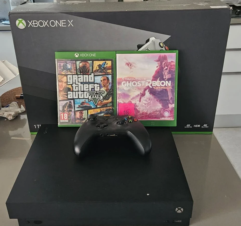 xbox one X comme neuf rarment servi avec 2 jeux GTAV et ghost recon