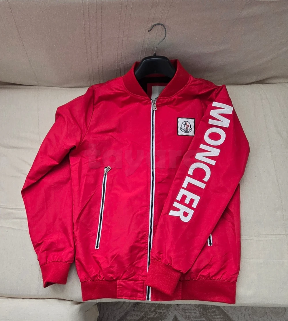 Veste Moncler Taille L prix180 dt