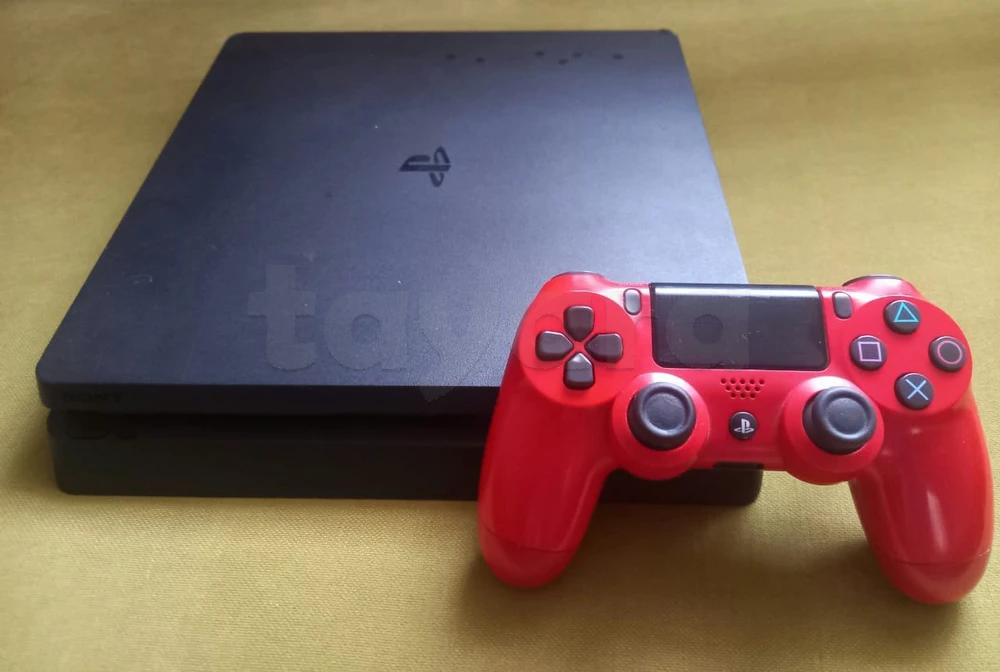 ps4 slim PATCHE tres propre 1TO avec 30 jeux installer