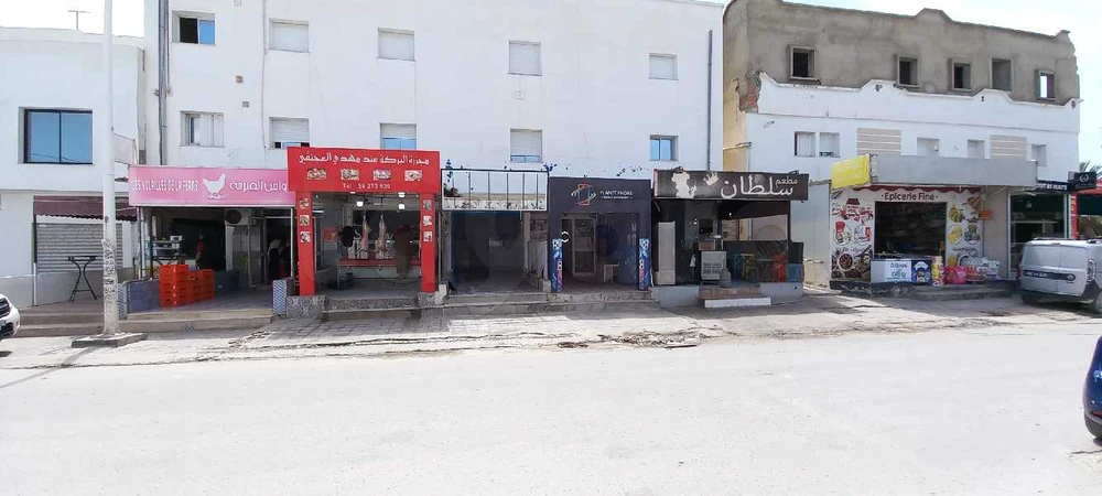 Á louer un local commercial sur la route principal khaled ibn walid zwaydiya surface 21m avec terrasse 18m et tinda zone est très mouvementé contactez 50522807