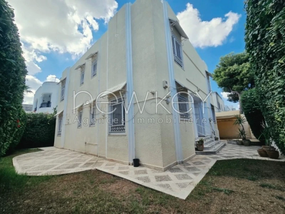 Une villa s+6 à la Marsa
