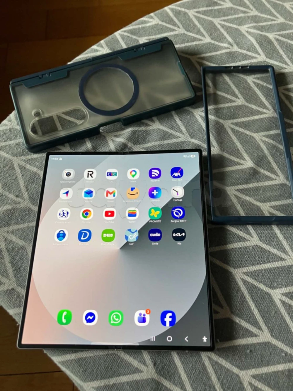 Samsung Galaxy Z Fold6 512 Go + Galaxy Watch7 40 mm + 2 coques