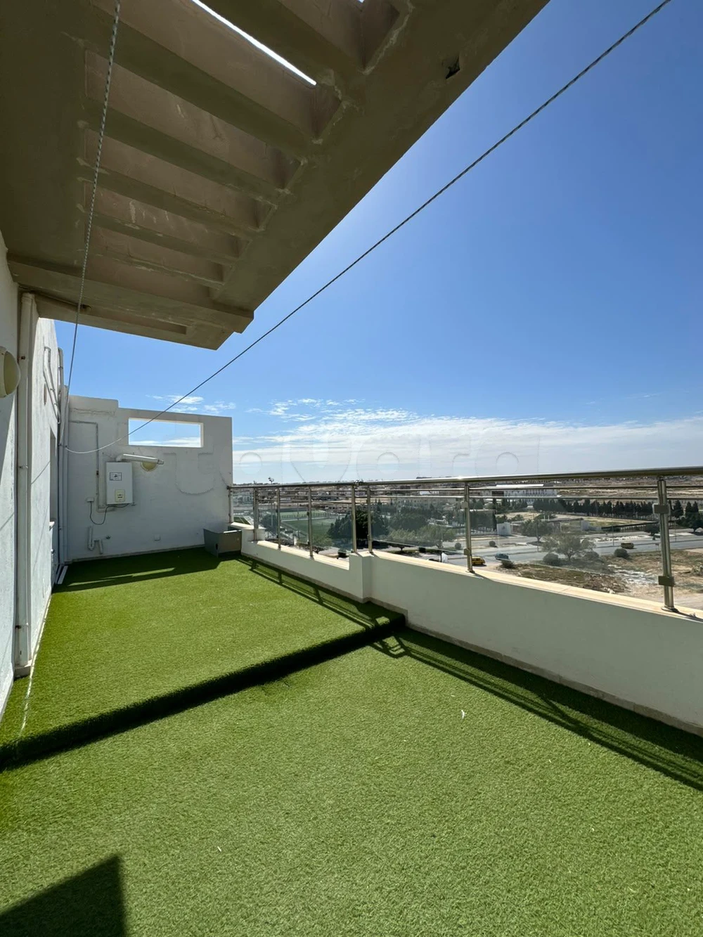 À louer un bel appartement S+1 sans meubles, situé au 5ᵉ étage avec ascenseur.
