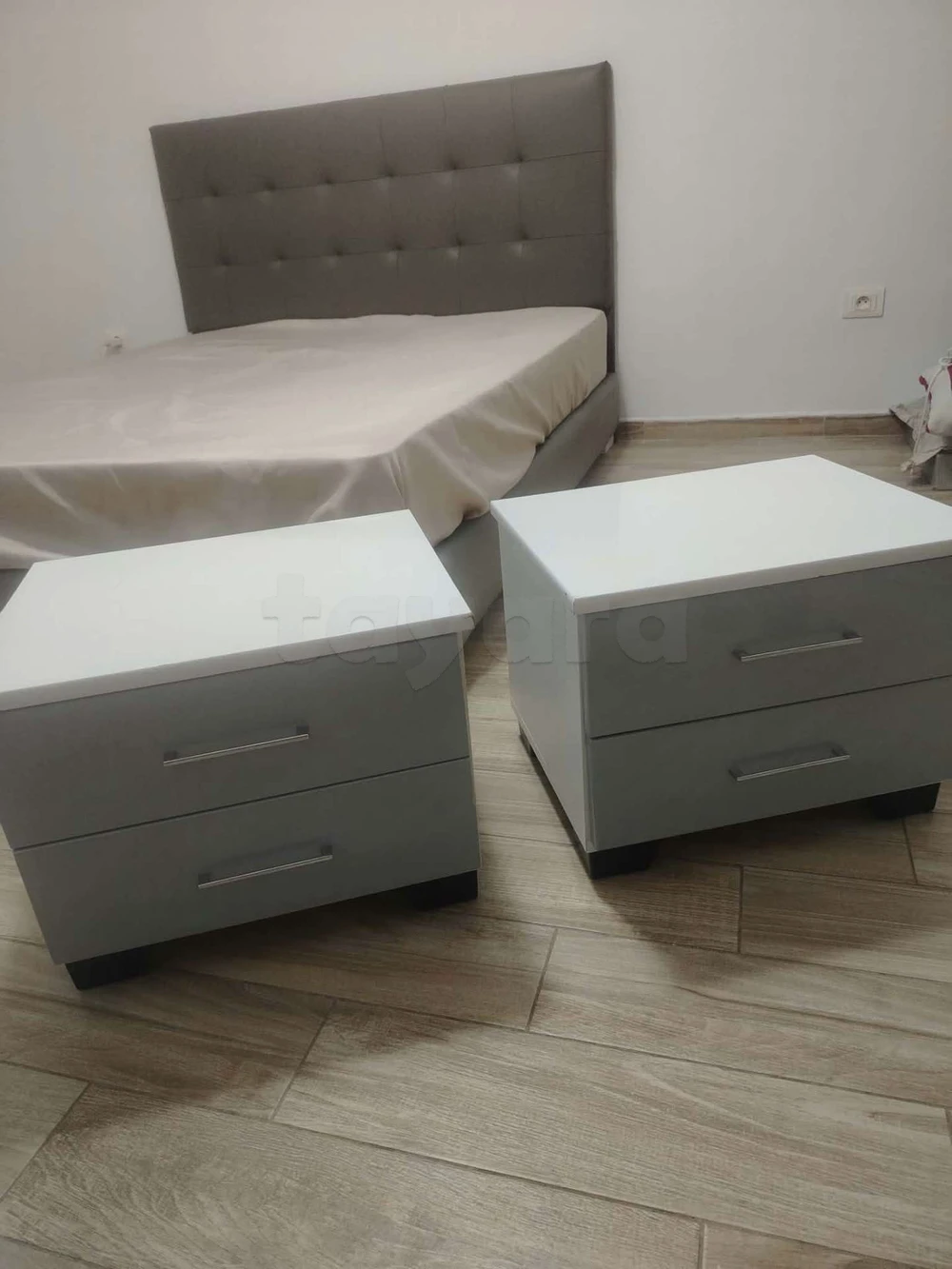 Lit et deux tables de nuit