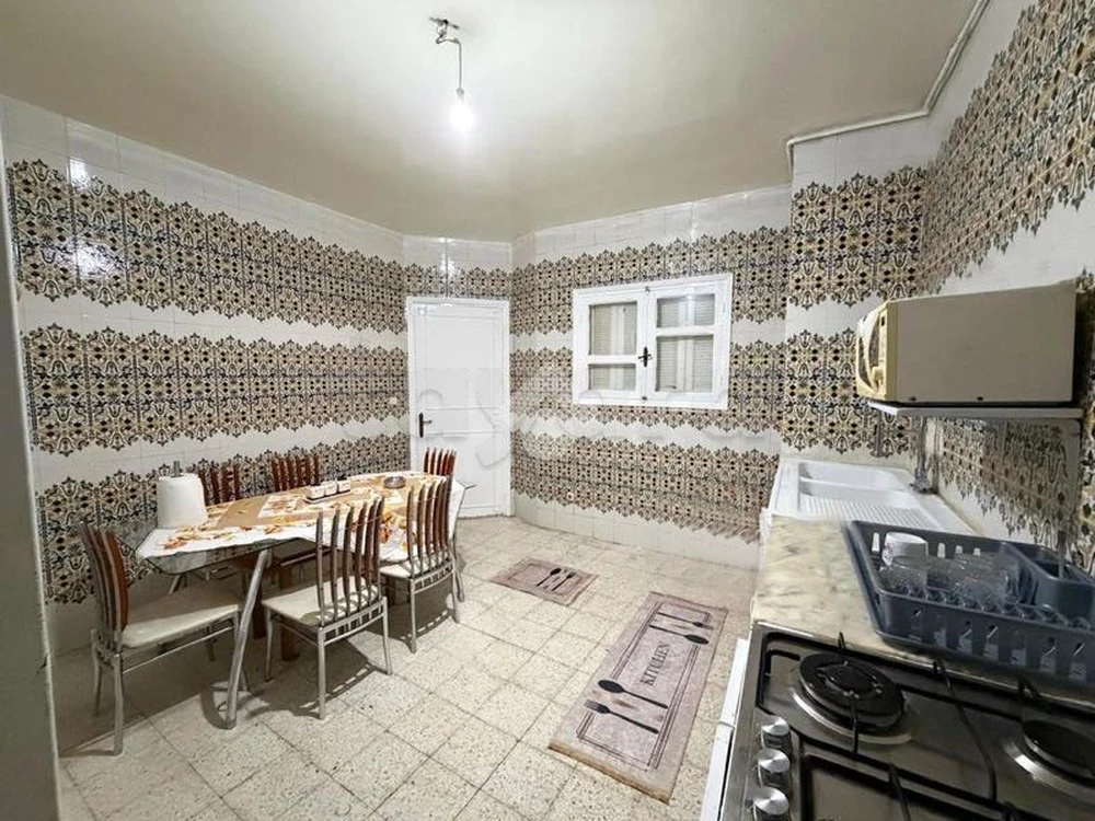 À LOUER UN APPARTEMENT S+2 MEUBLÉ AU DEUXIÈME ÉTAGE AVEC ASCENSEUR À CITÉ ADMINISTRATIVE ARIANA