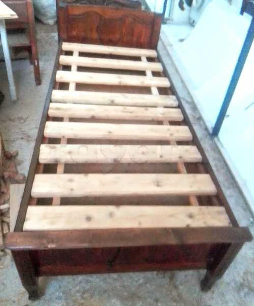 Un lit en bois massif avec caisson de rangement