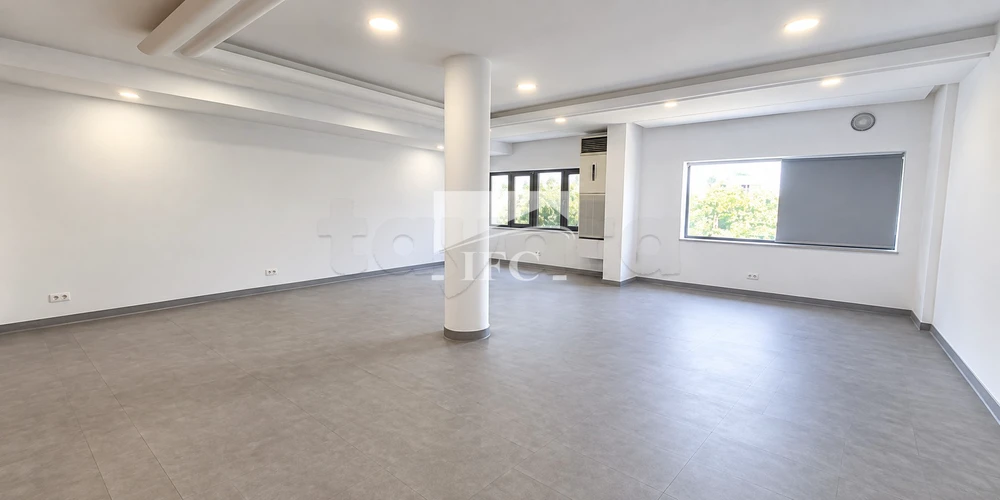 Bureau à louer en 3 espaces – 130 m² – Les Berges du Lac 1 – IFCL1374
