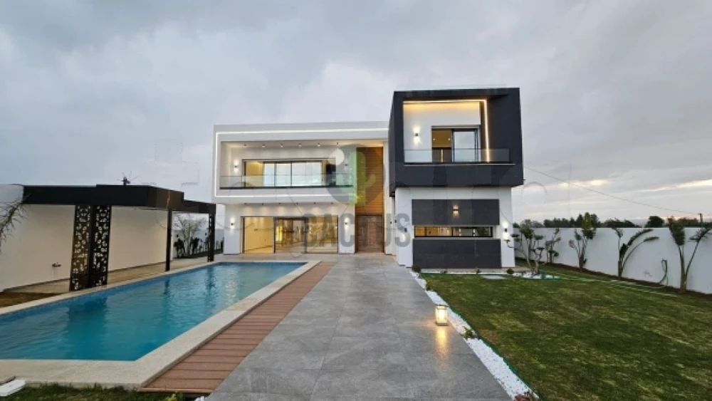 À vendre: Villa de 750m² avec piscine à Hammamet Zone Craxi.