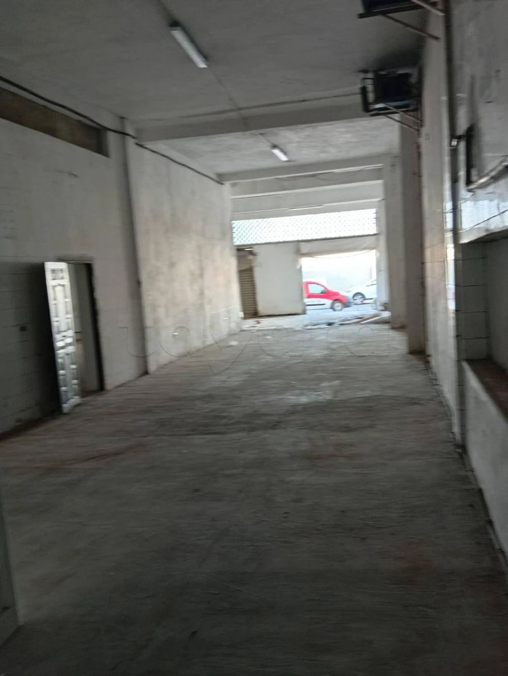A louer un Grand dépôt 400m² double hauteur avec deux portes ce trouve à la Zone industrielle Lac 3 le kram