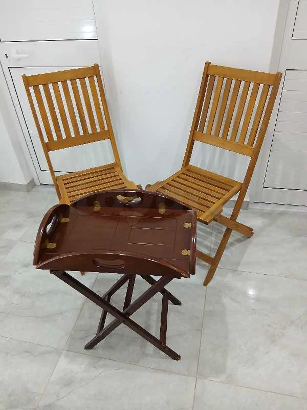 deux Chaises pliables en bois avec table pliable importé