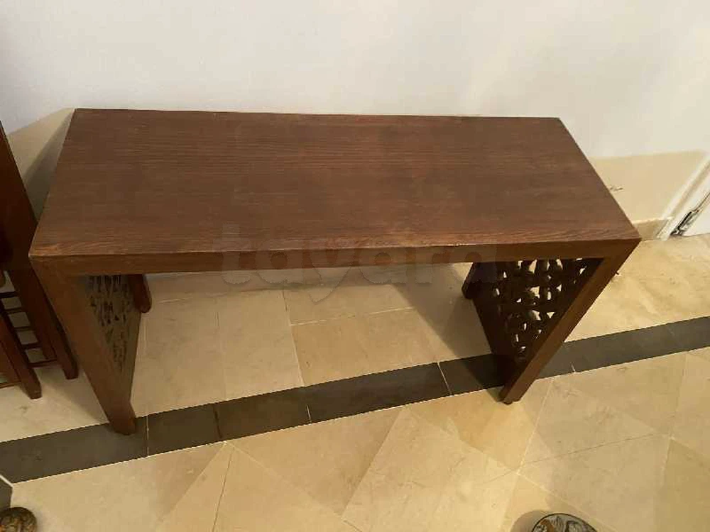Table de coin en bois massif vernissée – très bon état