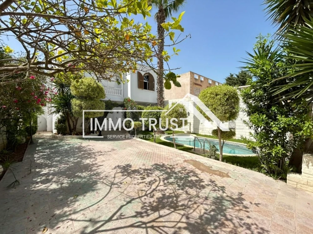 Villa S+4 avec piscine à La Soukra