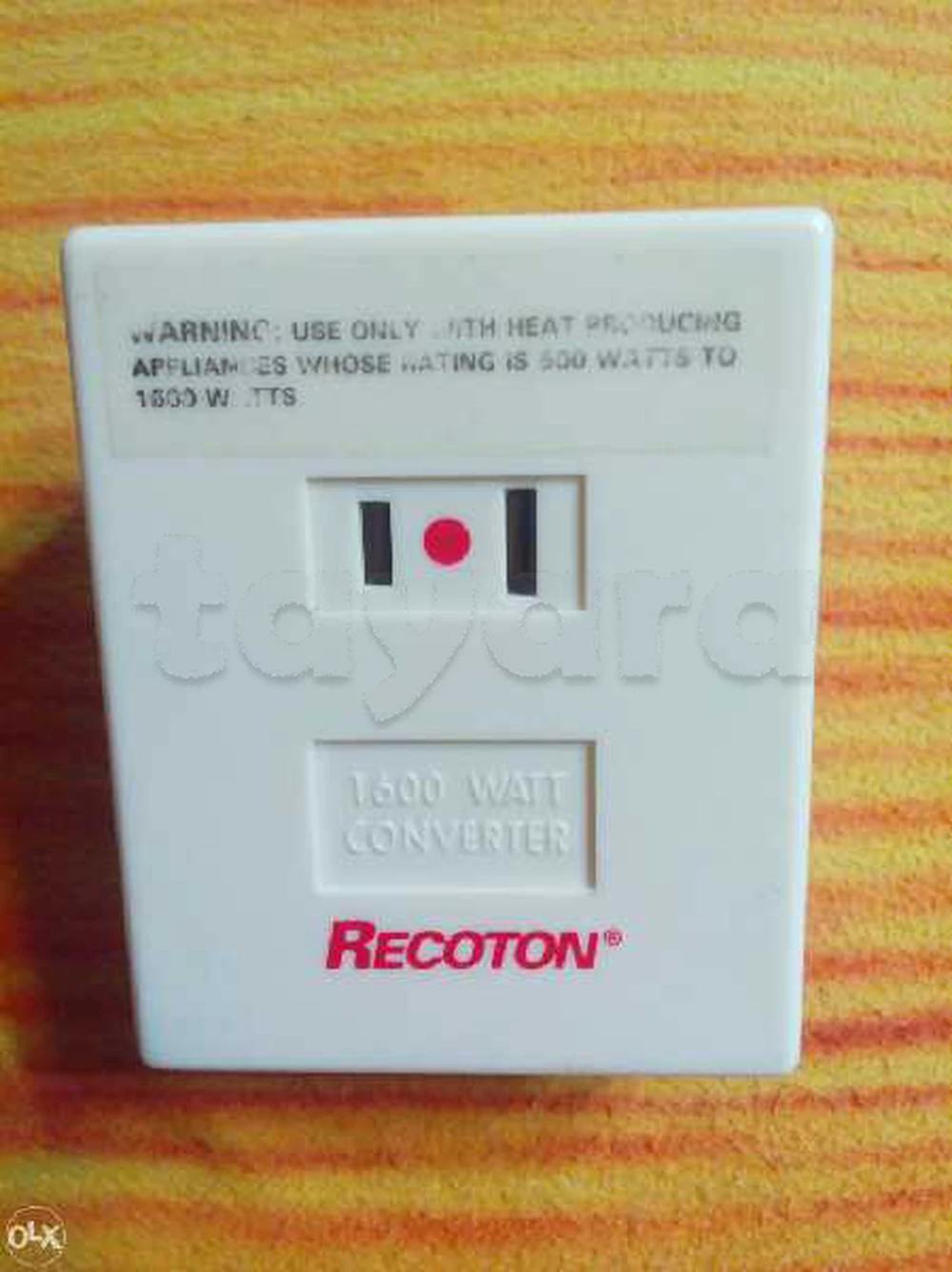 Convertisseur Recoton 1600 Watt Converter, un convertisseur voltage 220V/240V à 110V/120V)