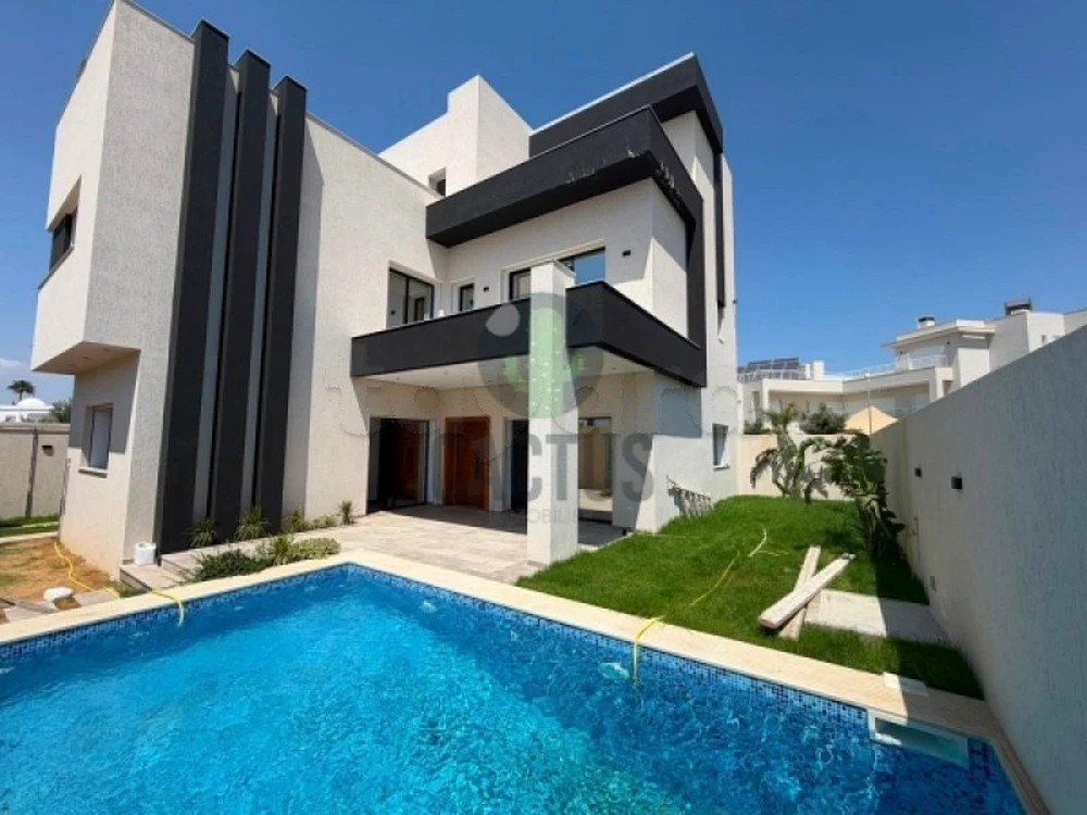 À Vendre : Villa S+5 avec piscine à Hammamet Zone calypso.