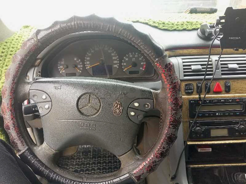 Mercedes-Benz 220