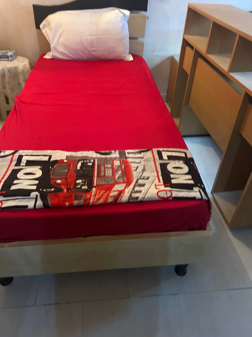 2 lit avec matelas et table de nuit